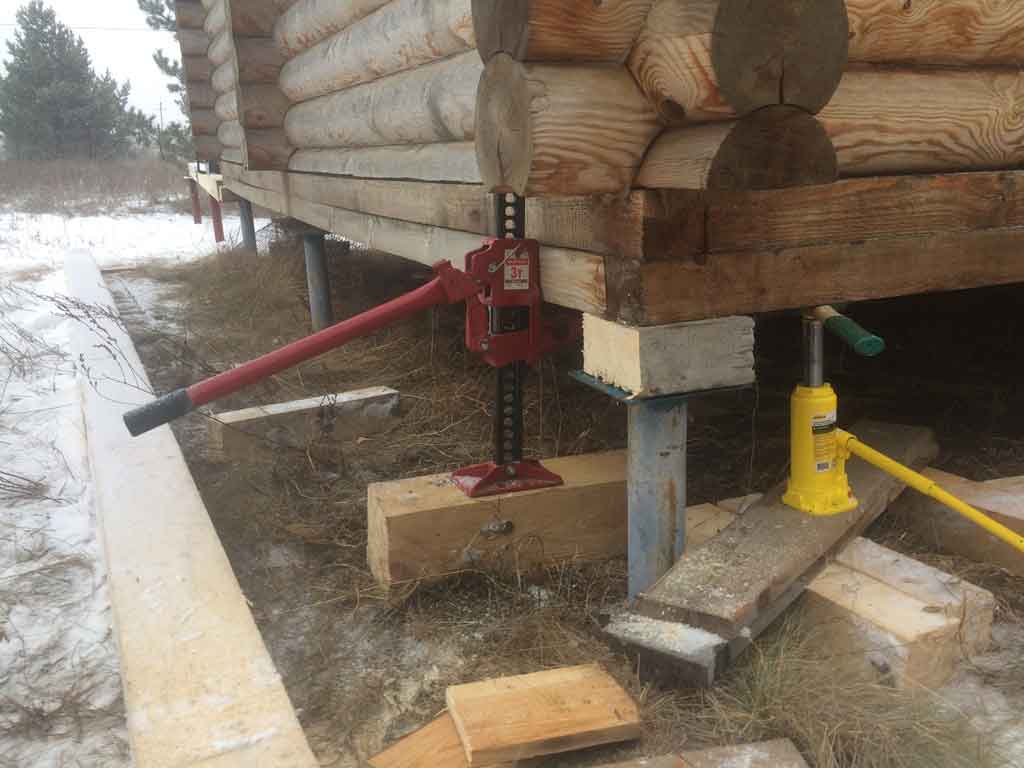 Подъем деревянного сруба